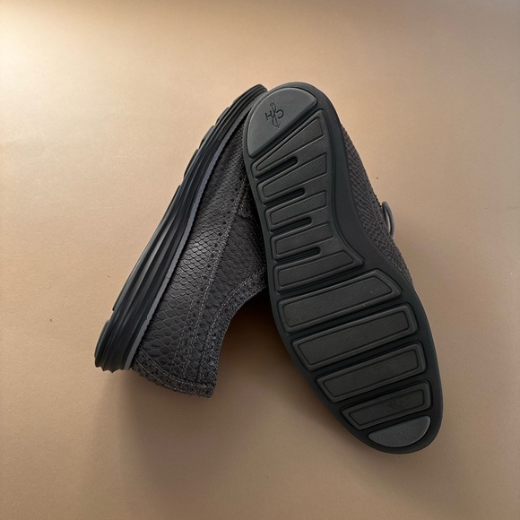 Cole Han grey snake print - Picture 2 of 6